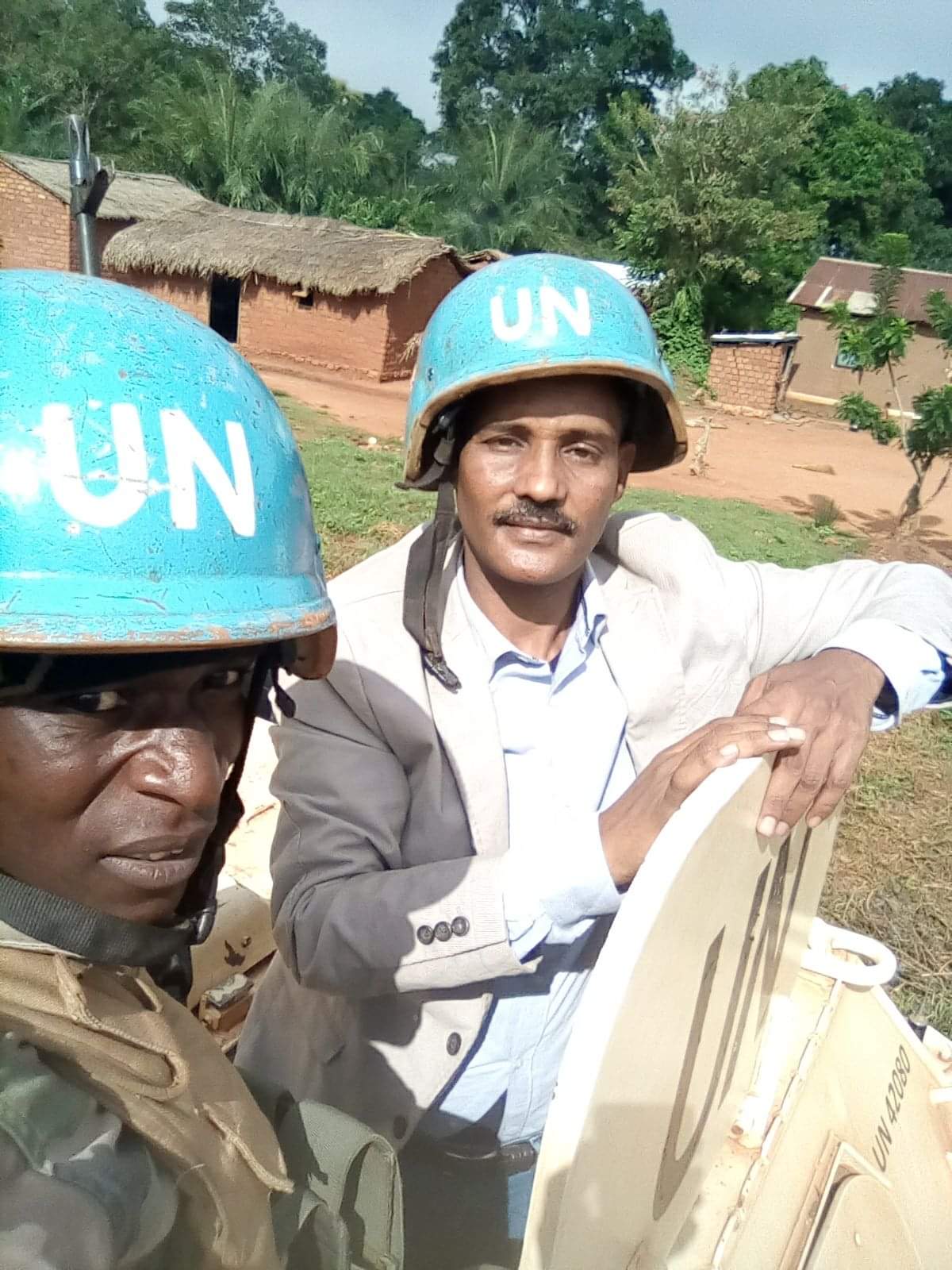 الصحفى سعيد حبيب فى افريقيا الوسطى مع الكتيبة الموريتانية 