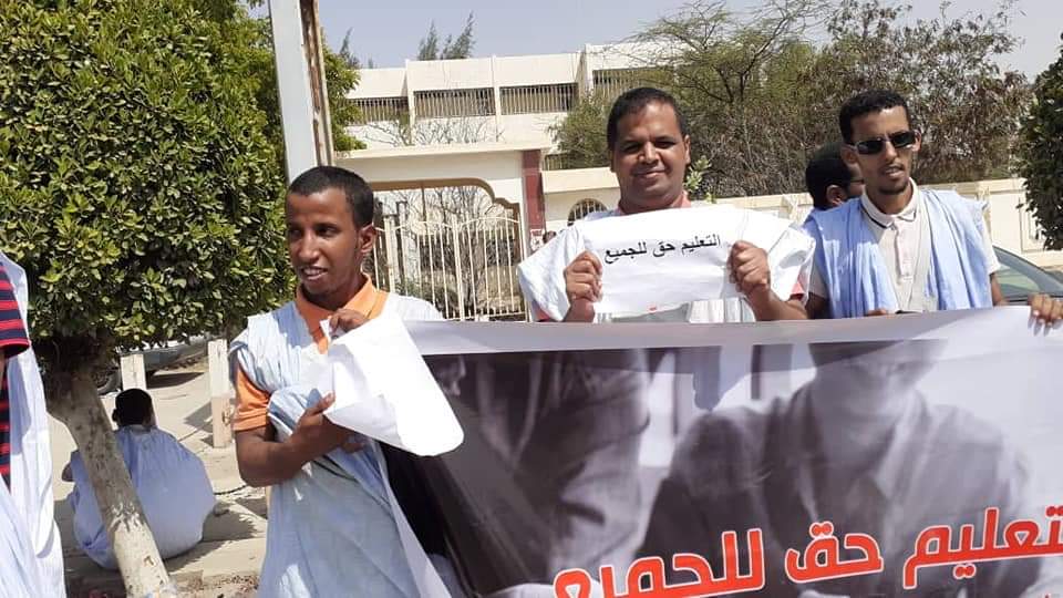 الناشط السيد ولد فتى خلال وقفة تصامنية مع الطلاب